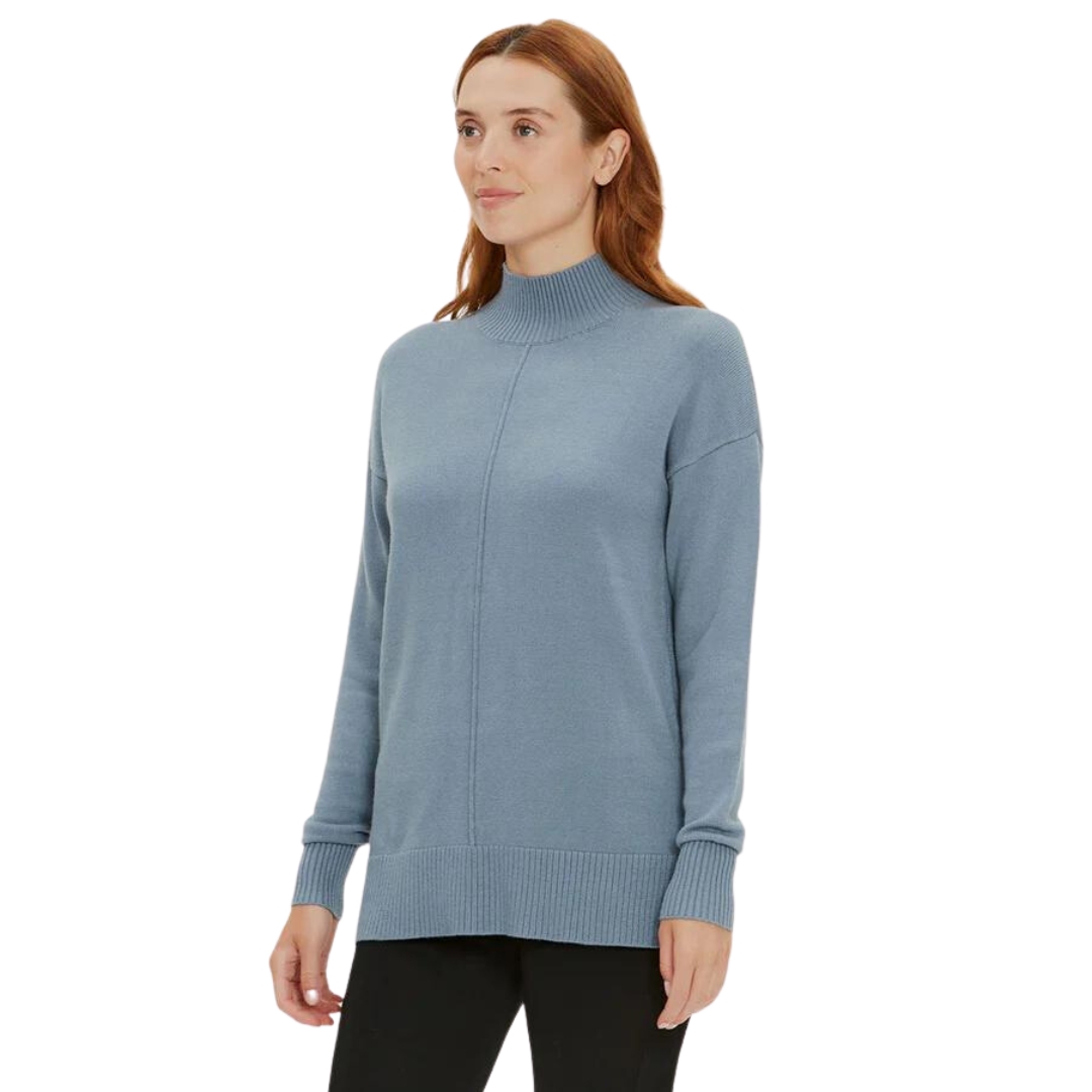 CHANDAIL À MANCHES LONGUES VISTA ALICE À COL MONTANT POUR FEMME couleur bleu porté par une femme vue de la tête aux cuisses de profil gauche