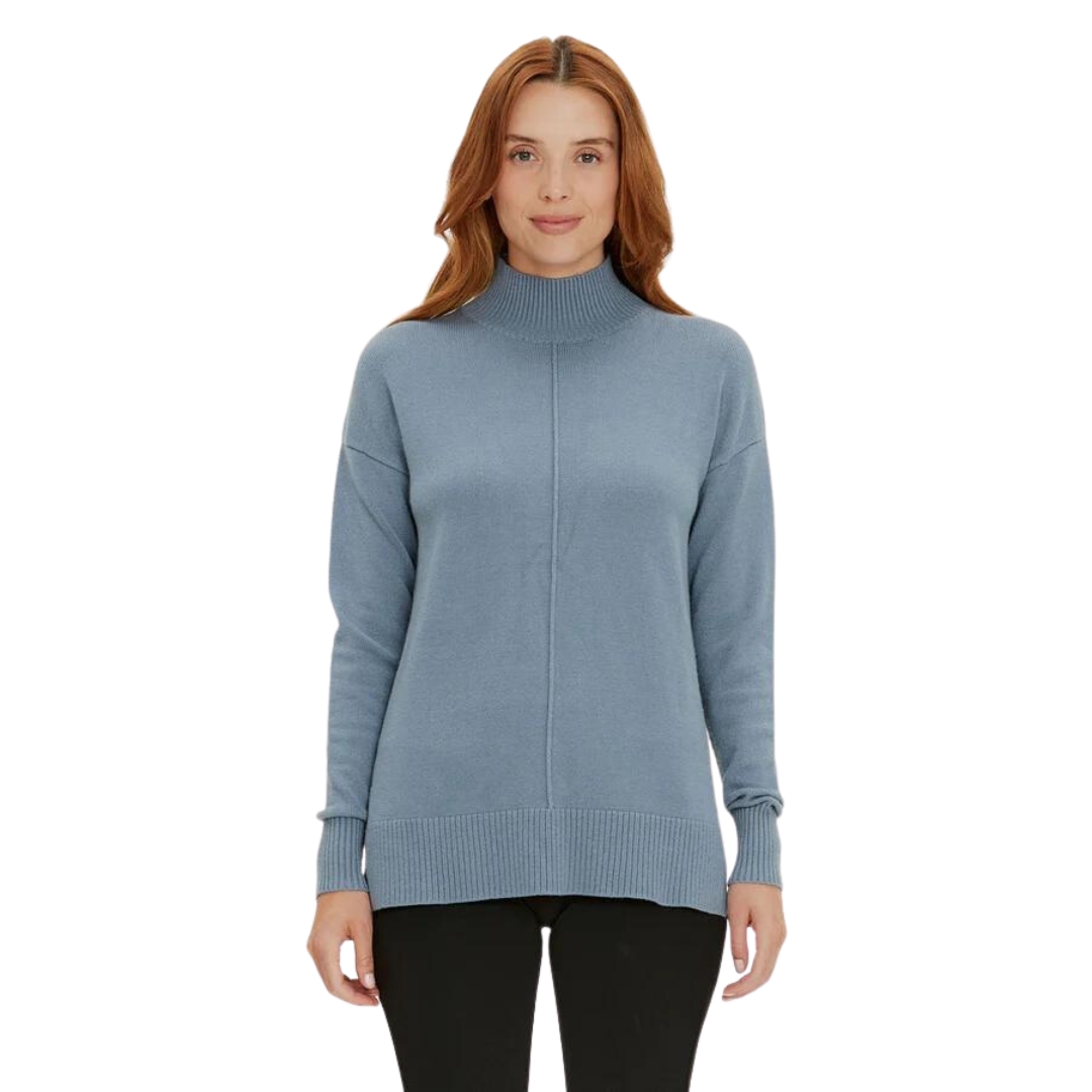 CHANDAIL À MANCHES LONGUES VISTA ALICE À COL MONTANT POUR FEMME couleur bleu porté par une femme vue de la tête aux cuisses de face