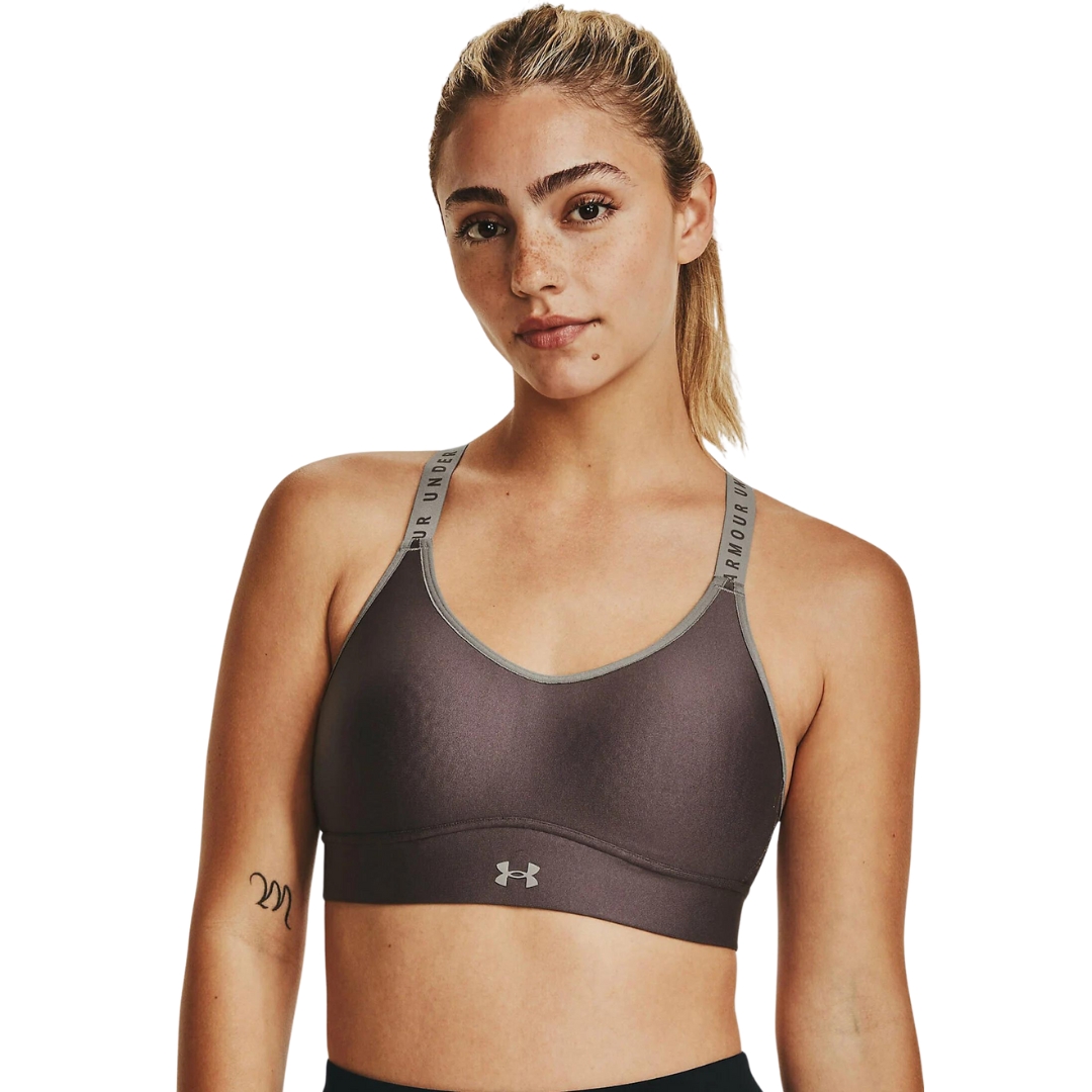 SOUTIEN GORGE UNDER ARMOUR INFINITY COVERED MID POUR FEMME couleur 057-ASH TAUPE vue du soutien gorge gris/mauve, avec bretelles grises porté par une femme vue de face