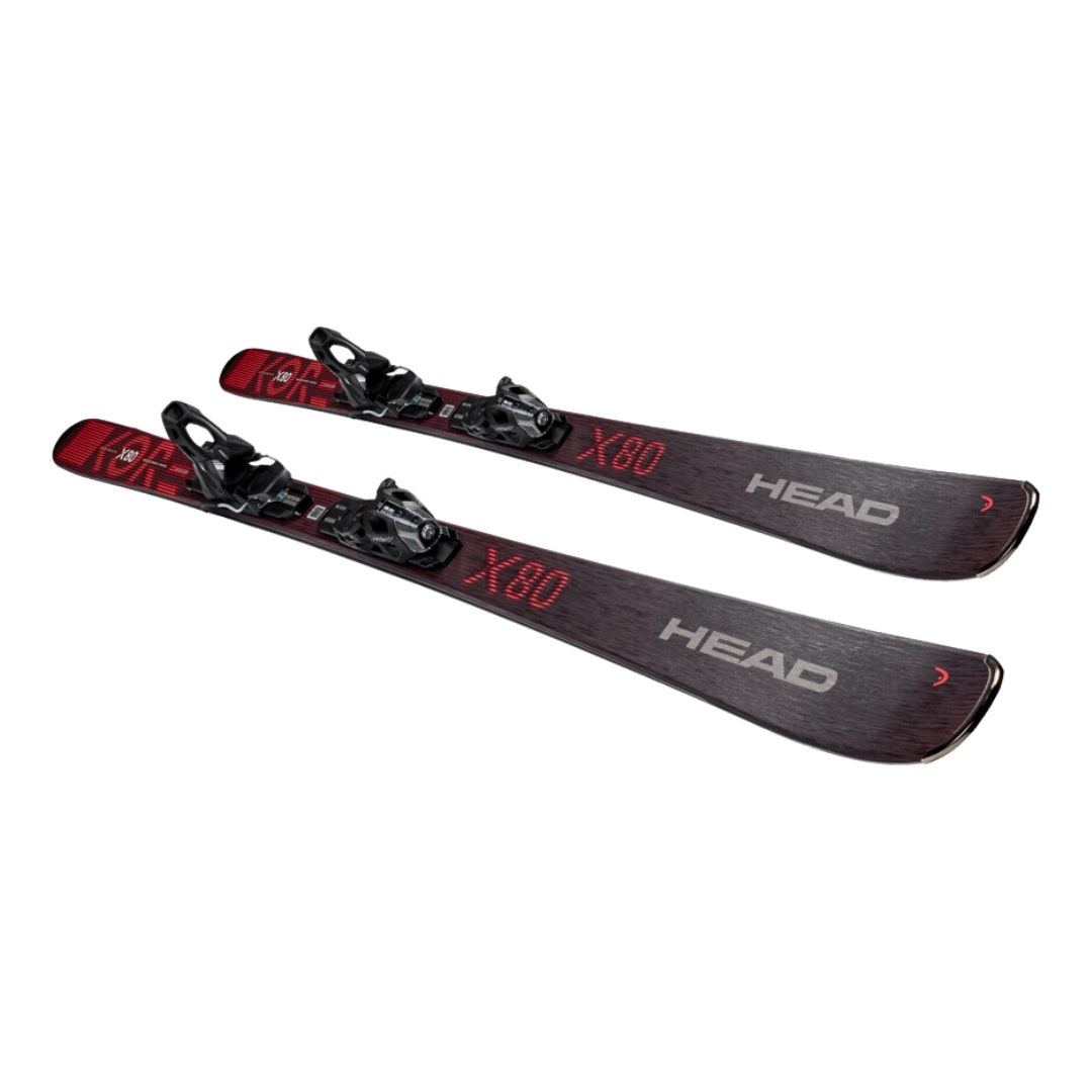 SKI ALPIN AVEC FIXATION HEAD KORE X 80 LYT-PR ALL MOUNTAIN POUR HOMME vu des skis noirs, rouges et gris du dessus à plat de biais