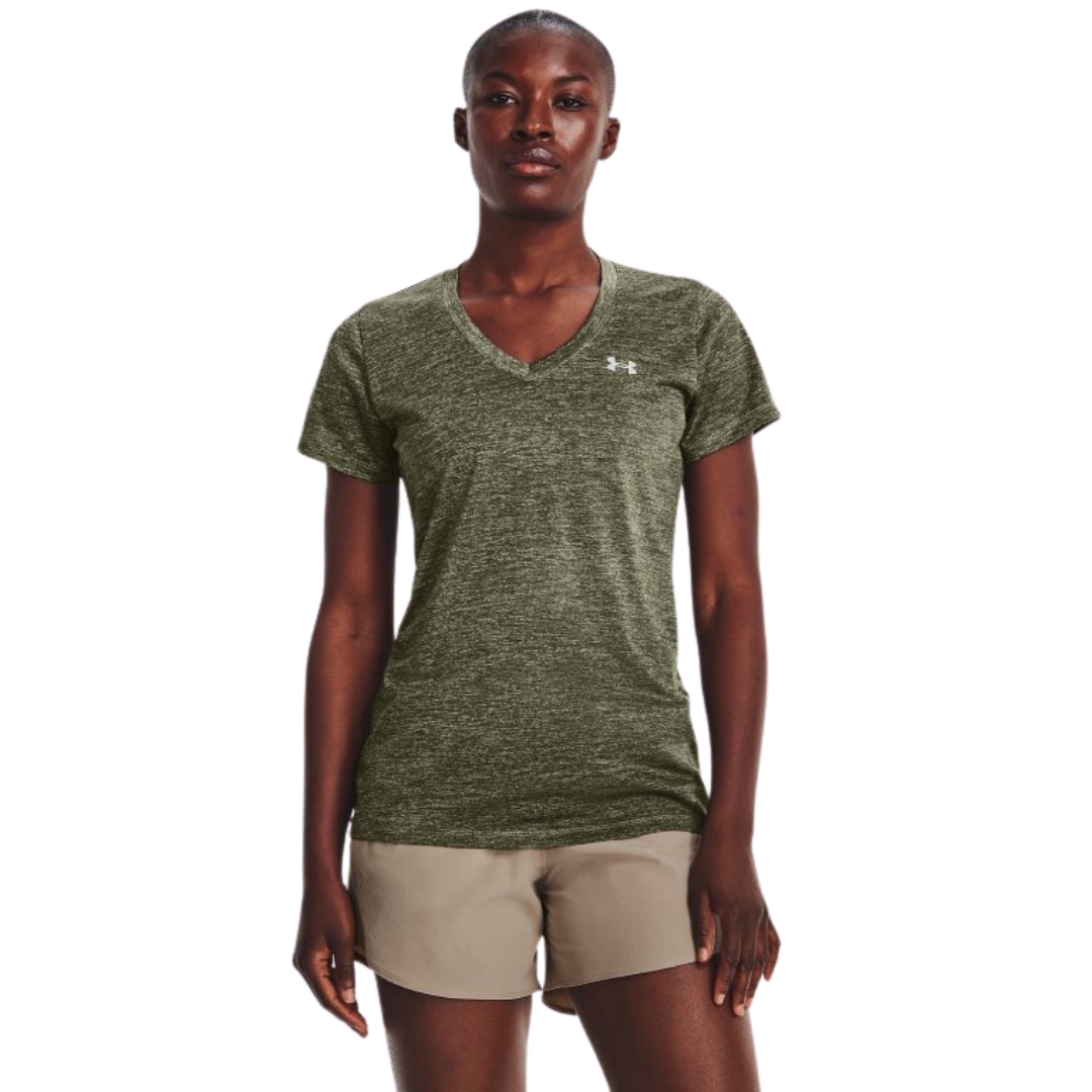 T-SHIRT D'ENTRAINEMENT UNDER ARMOUR TECH TWIST COL EN V POUR FEMME COULEUR 504-GROVE GREEN VU DU CHANDAIL MANCHES COURTES VERT OLIVE CHINÉ PORTÉ PAR UNE FEMME VUE DE LA TÊTE AUX CUISSES DE FACE