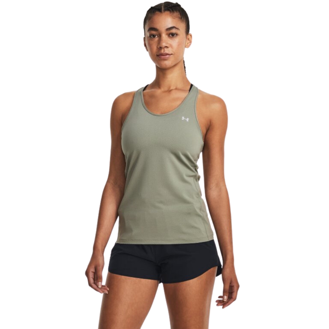 CAMISOLE D'ENTRAINEMENT UNDER ARMOUR HEATGEAR ARMOUR RACER POUR FEMME COULEUR 504-GROVE GREEN VUE DE LA CAMISOLE VERTE OLIVE PALE PORTÉE PAR UNE FEMME VUE DE FACE DE LA TÊTE AUX CUISSES