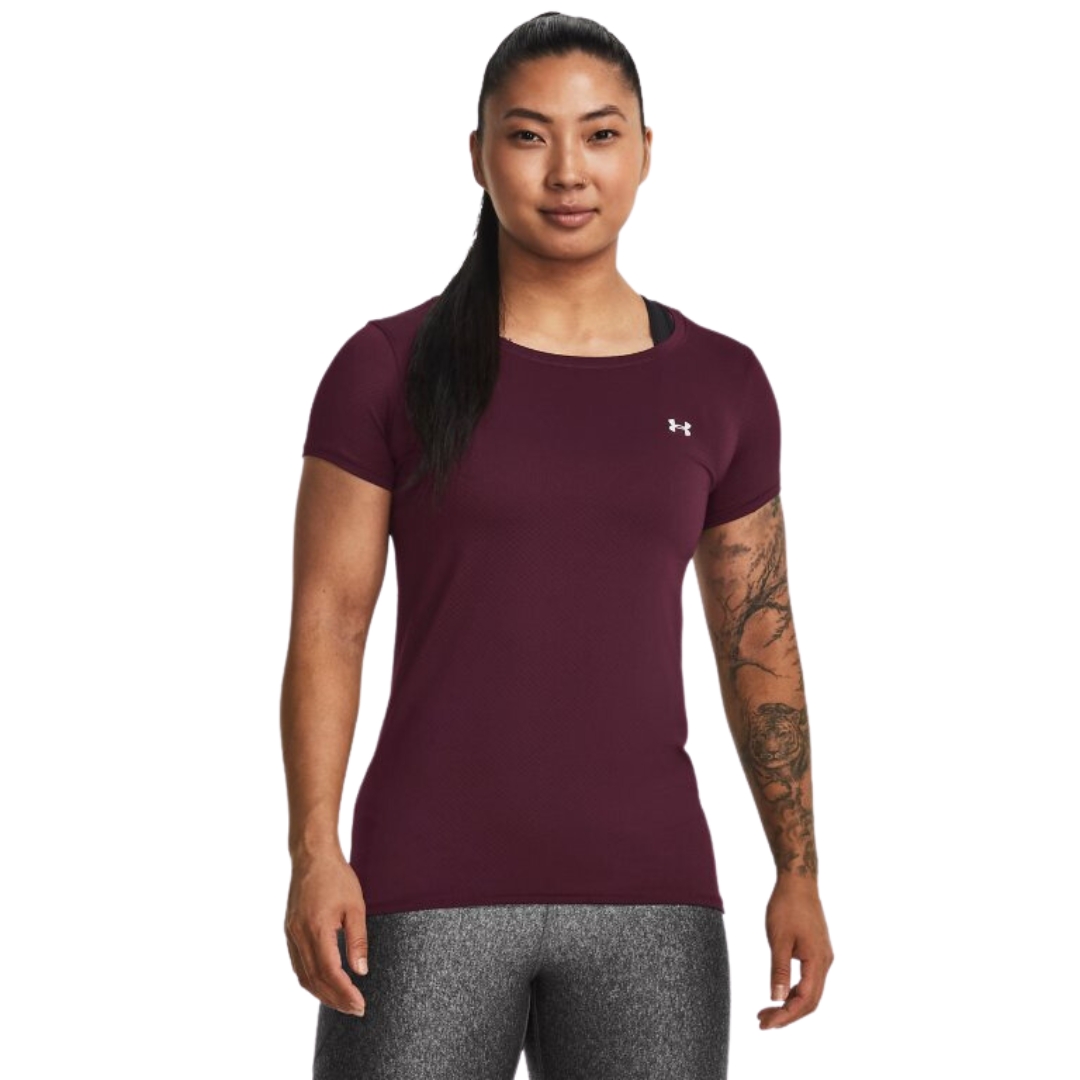 T-SHIRT D'ENTRAINEMENT UNDER ARMOUR HEATGEAR ARMOUR POUR FEMME COULEUR 600-DARK MAROON VUE DU T-SHIRT ROUGE VIN FONCÉ PORTÉ PAR UNE FEMME VUE DE LA TÊTE AUX CUISSES DE FACE