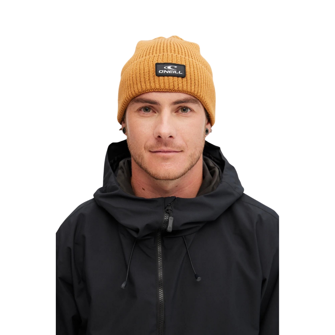 TUQUE EN TRICOT O'NEIL BOUNCER POUR ADULTE COULEUR COGNAC VU DE LA TUQUE JAUNE OCRE PORTÉE PAR UN HOMME VU DE FACE