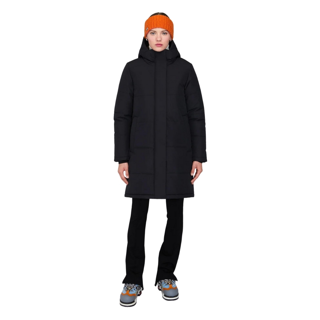 MANTEAU D'HIVER ISOLÉ QUARTZ CO MADELINE POUR FEMME couleur black vu du manteau noir porté par une femme vue de la tête aux pieds de face