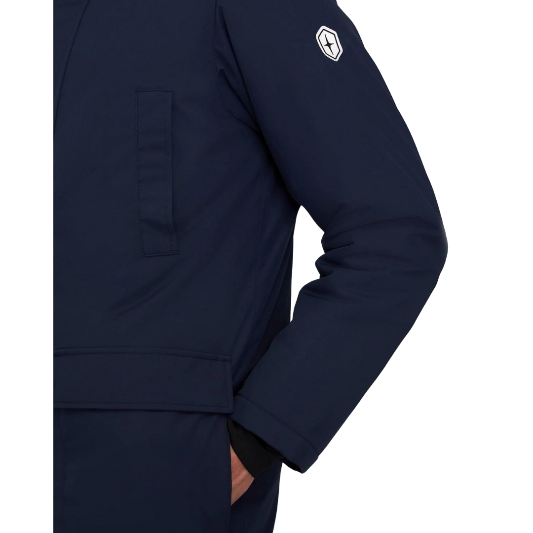 MANTEAU D'HIVER ISOLÉ QUARTZ CO BENNETT POUR HOMME couleur true navy vu du manteau bleu marin porté par un homme vu en gros plan sur la main dans la poche latérale