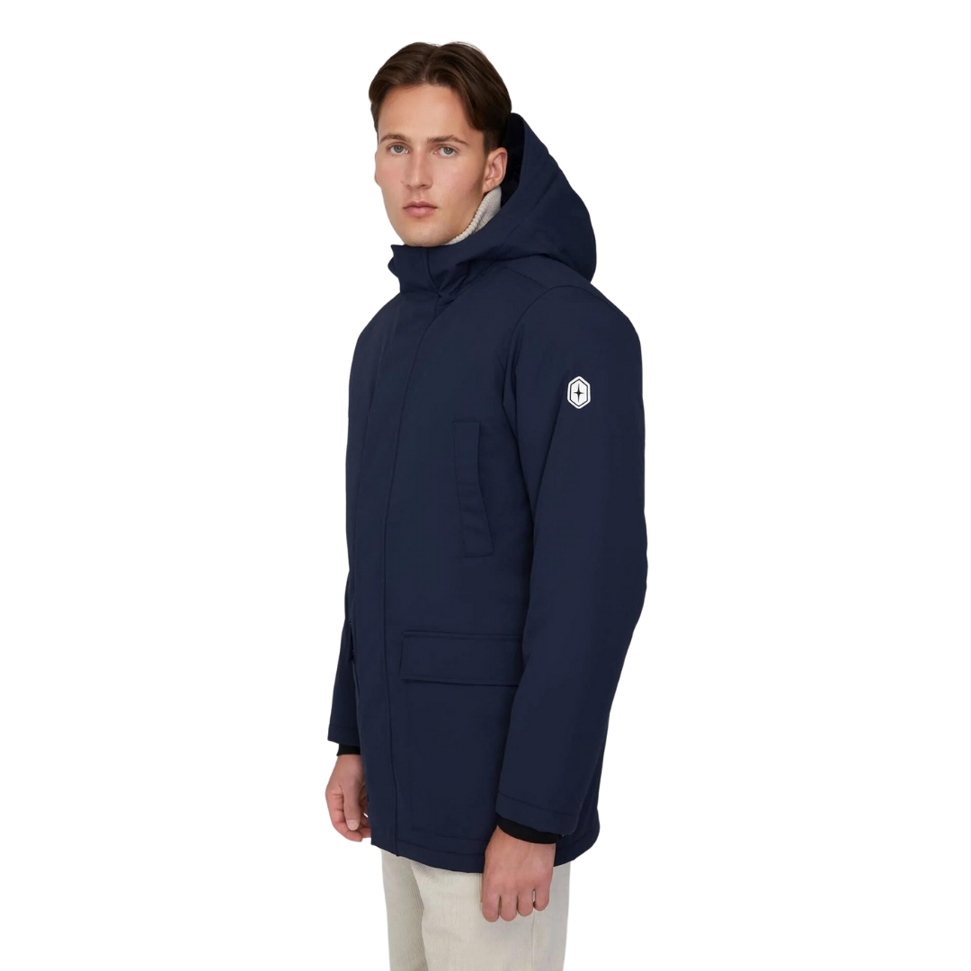MANTEAU D'HIVER ISOLÉ QUARTZ CO BENNETT POUR HOMME couleur true navy vu du manteau bleu marin porté par un homme vu de la tête aux cuisses de profil avant gauche