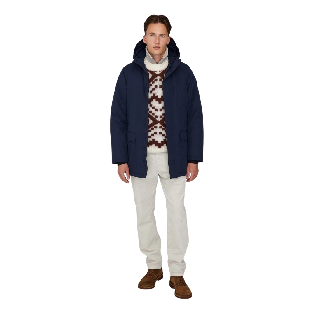 MANTEAU D'HIVER ISOLÉ QUARTZ CO BENNETT POUR HOMME couleur true navy vu du manteau bleu marin porté par un homme vu de la tête aux pieds de face avec le manteau ouvert