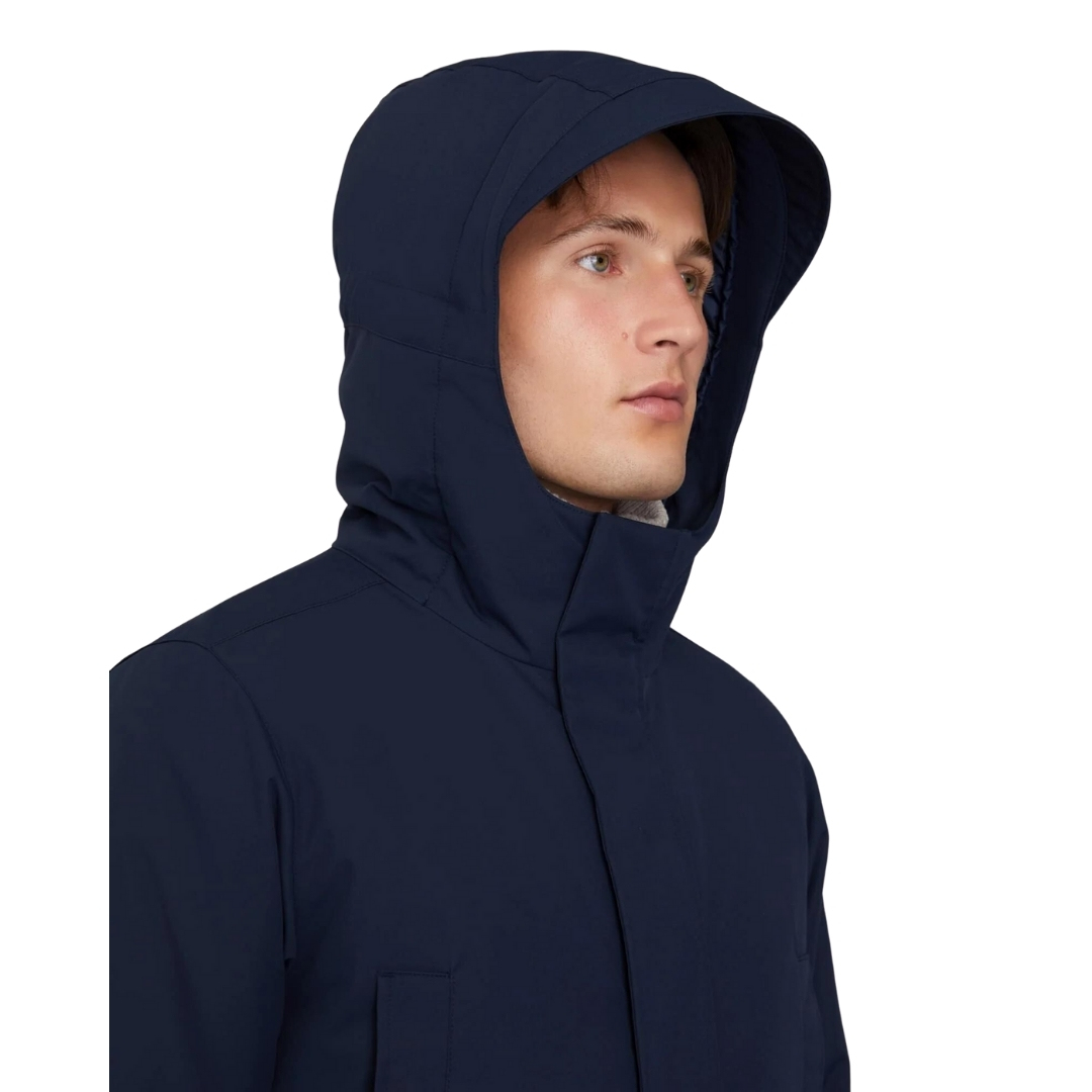 MANTEAU D'HIVER ISOLÉ QUARTZ CO BENNETT POUR HOMME couleur true navy vu du manteau bleu marin porté par un homme vu en gros plan sur le capuchon sur la tête de l'homme