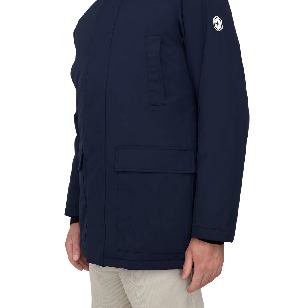 MANTEAU D'HIVER ISOLÉ QUARTZ CO BENNETT POUR HOMME couleur true navy vu du manteau bleu marin porté par un homme vu sur le manteau