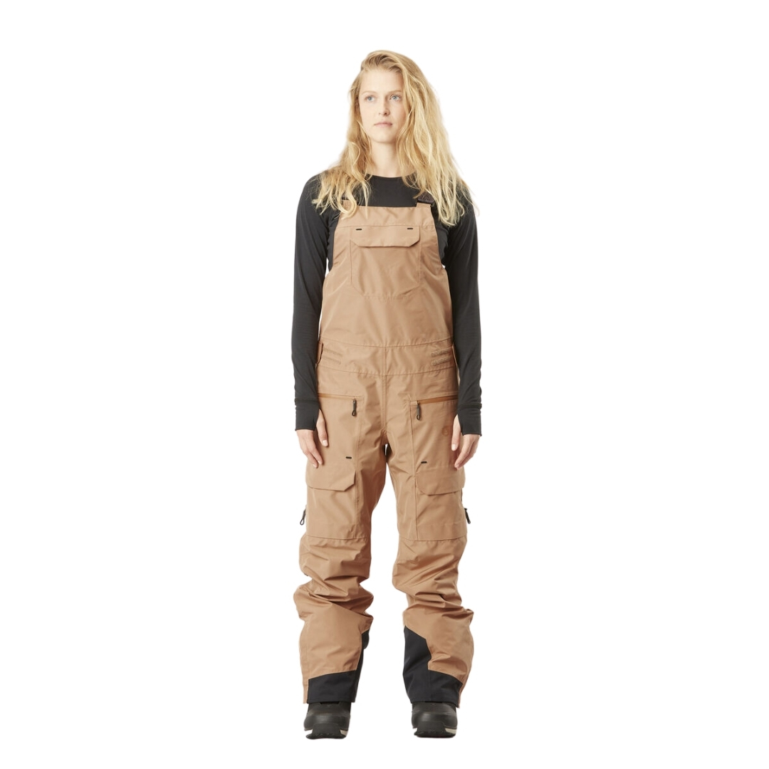 SALOPETTE DE SKI ISOLÉE PICTURE U62 POUR FEMME couleur mocha vue de la salopette beige sable et noir portée par une femme vue de la ^tet aux pieds de face