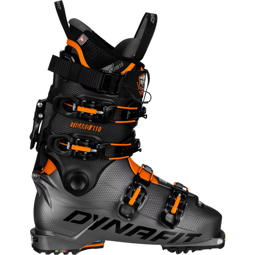 BOTTE DE SKI ALPIN DYNAFIT TIGARD 110 UNISEXE COULEUR 0733-MAGNET/FLUO ORANGE VUE DE LA BOTTE GRISE, NOIRE ET ORANGE FLUO DE PROFIL DROIT