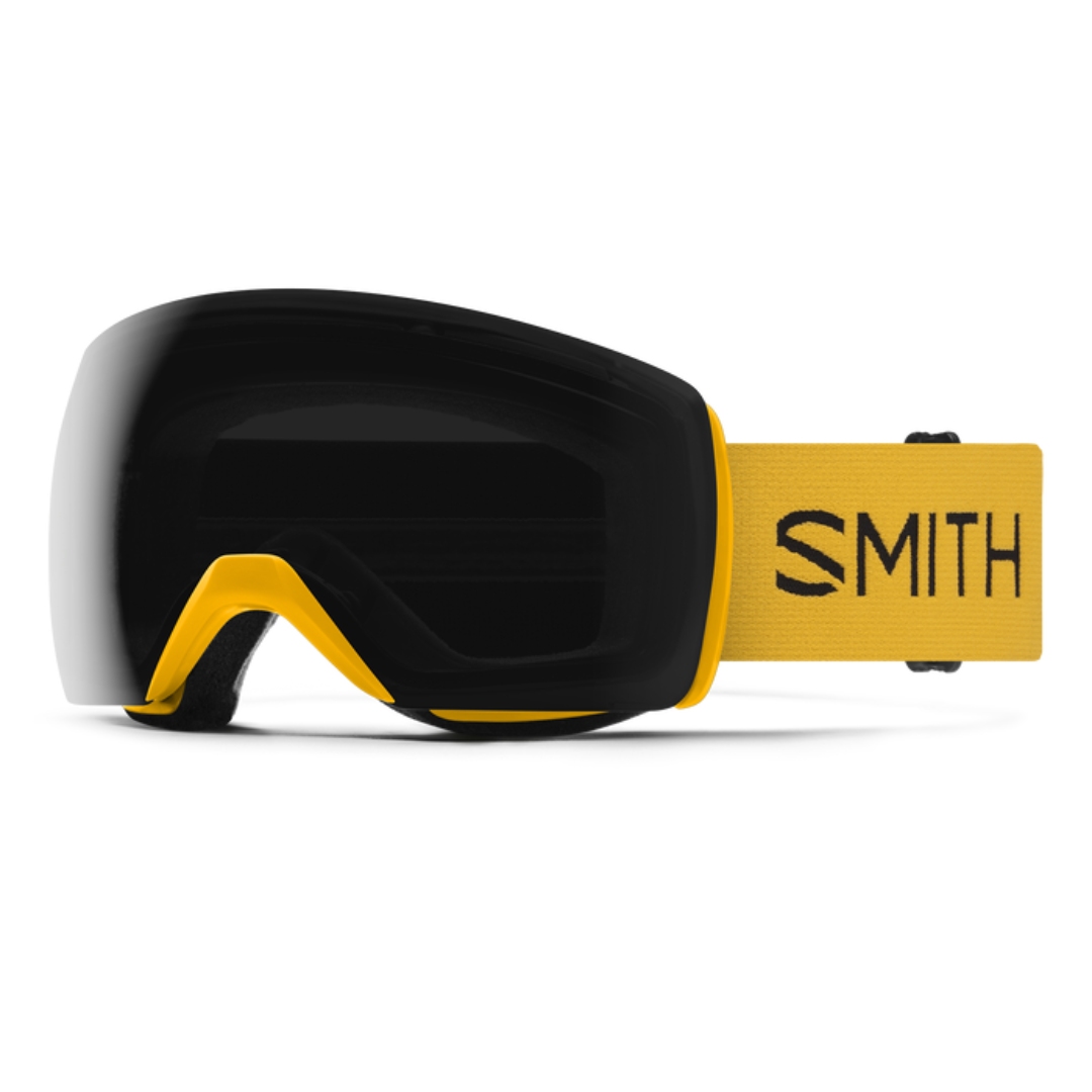 LUNETTE DE SKI ALPIN SMITH OPTICS SKYLINE XL POUR ADULTE COULEUR GOLD BAR/CHROMAPOP SUN BLACK VU DE LA LUNETTE JAUNE AVEC BANDE ÉLASTIQUE JAUNE ET NOIRE AINSI QUE LA LENTILLE NOIRE DE PROFIL AVANT GAUCHE