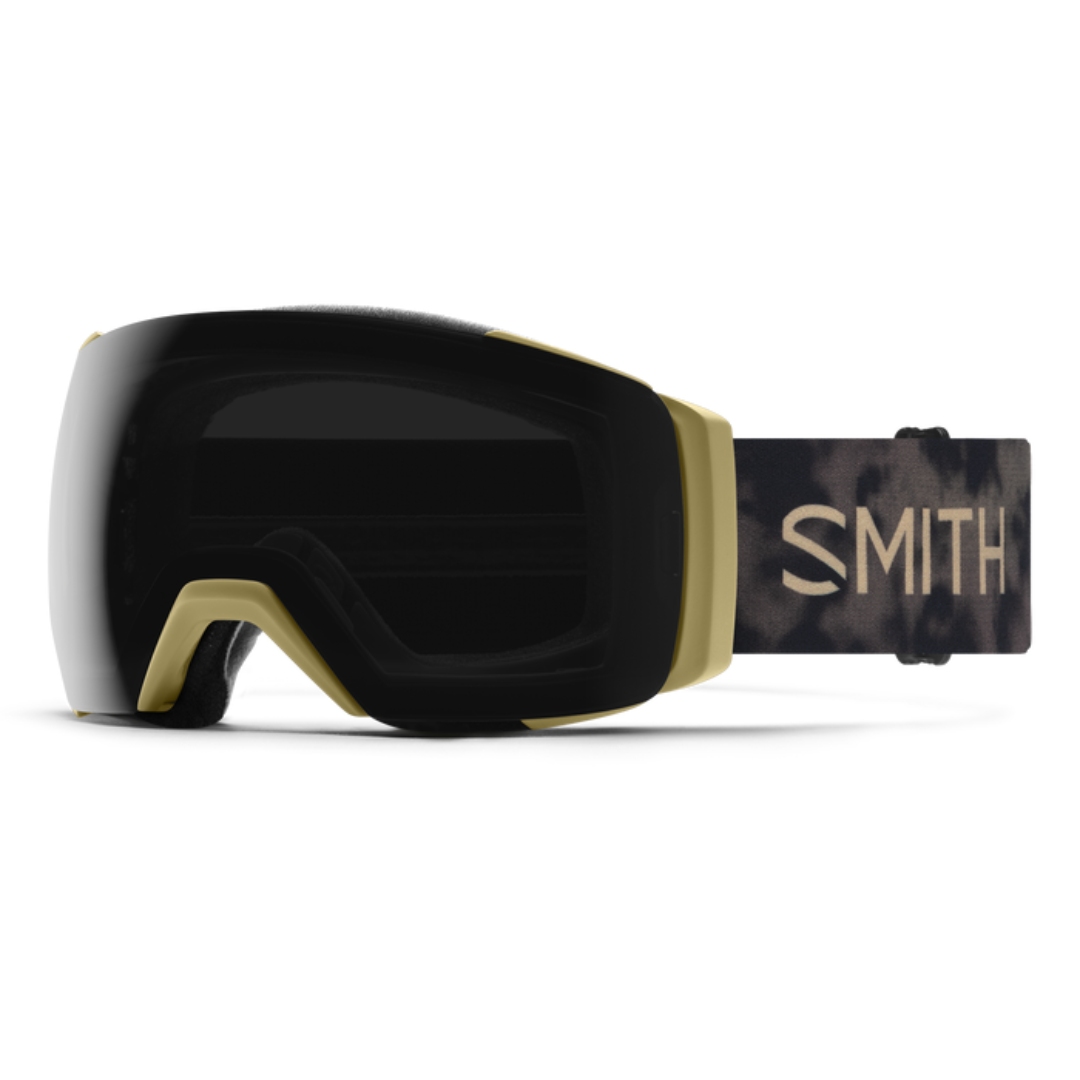 LUNETTE DE SKI ALPIN SMITH OPTICS I/O MAG XL POUR ADULTE couleur SANDSTORM MIND EXP/CHROMAPOP SUN BLACK vue de la lunette brune sable avec lentille noire et bande élastique noire mastachée de brun sable et lettrée brun sable de profil avant gauche