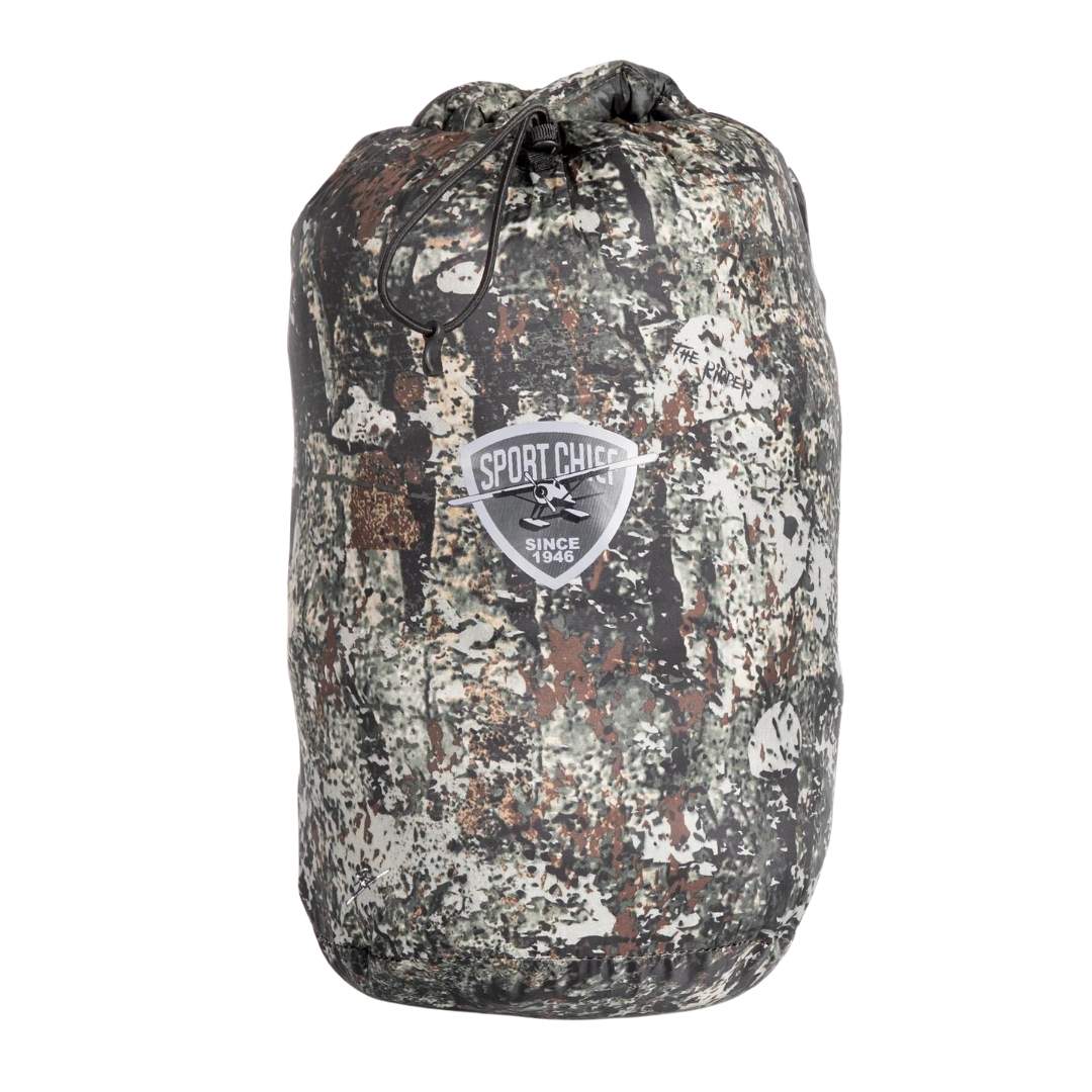 MANTEAU DE CHASSE SPORTCHIEF WILSON COULEUR THE RIPPER VU DANS SA POCHETTE DE TRANSPORT LA MÊME COULEUR QUE LE MANTEAU SOIT IMPRIMÉ CAMOUFLAGE DANS LES TONS DE TERRE