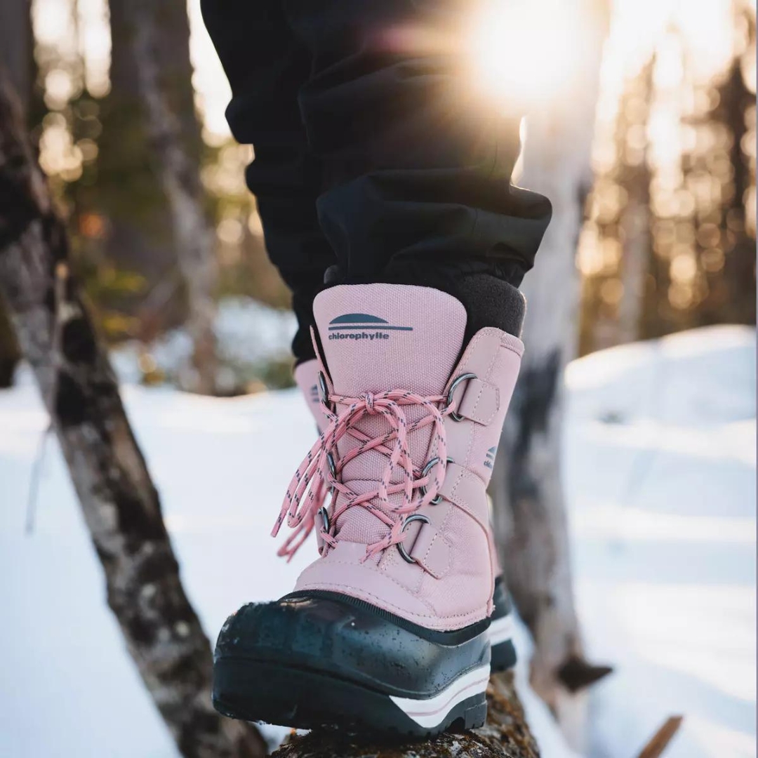 BOTTE D'HIVER CHLOROPHYLLE ALKARIS POUR FILLE JUNIOR (11 À 7) COULEUR ROSE VU DE LA BOTTE ROSE PALE ET GRISE PORTÉE PAR UNE FILLE DEHORS