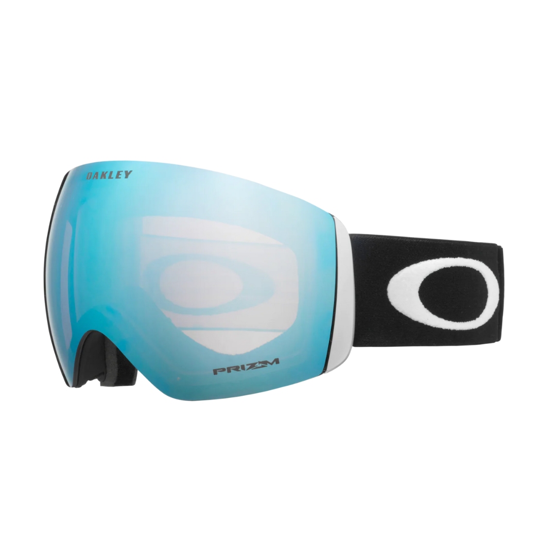 LUNETTE DE SKI ALPIN OAKLEY FLIGHT DECK L POUR ADULTE couleur MATTE BLACK / PRIZM SNOW SAPPHIRE IRIDIUM VUE DE LA LUNETTE AVEC BANDE ÉLASTIQUE NOIRE LETTRÉE BLANCHE ET LENTILLE BLEUE MIROIR DE PROFIL AVANT GAUCHE