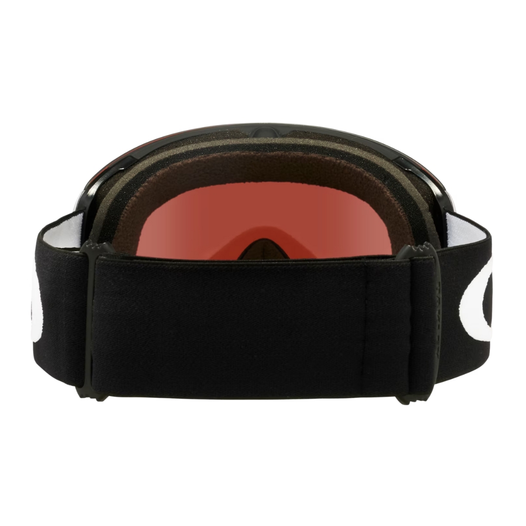 LUNETTE DE SKI ALPIN OAKLEY FLIGHT DECK L POUR ADULTE couleur MATTE BLACK / PRIZM SNOW SAPPHIRE IRIDIUM VUE DE LA LUNETTE AVEC BANDE ÉLASTIQUE NOIRE LETTRÉE BLANCHE ET LENTILLE BLEUE MIROIR DE dos