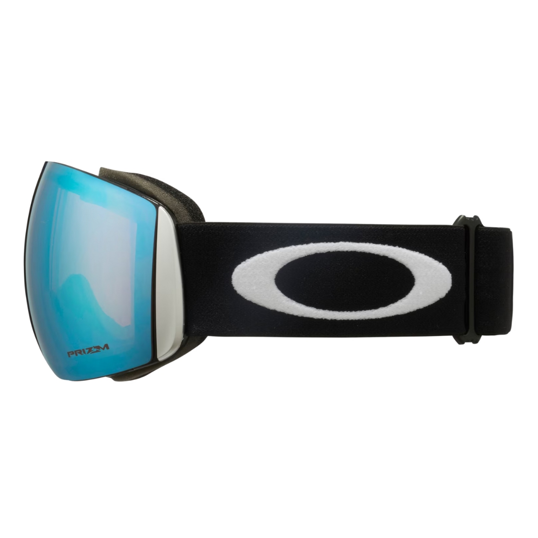 LUNETTE DE SKI ALPIN OAKLEY FLIGHT DECK L POUR ADULTE couleur MATTE BLACK / PRIZM SNOW SAPPHIRE IRIDIUM VUE DE LA LUNETTE AVEC BANDE ÉLASTIQUE NOIRE LETTRÉE BLANCHE ET LENTILLE BLEUE MIROIR DE PROFIL GAUCHE