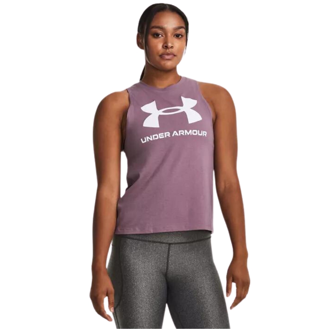 CAMISOLE GRAPHIQUE UNDER ARMOUR UA SPORTSTYLE POUR FEMME couleur 500-MISTY PURPLE vue de la camisole mauve raisin pale lettrée blanche portée par une femme vue de la tête aux cuisses de face