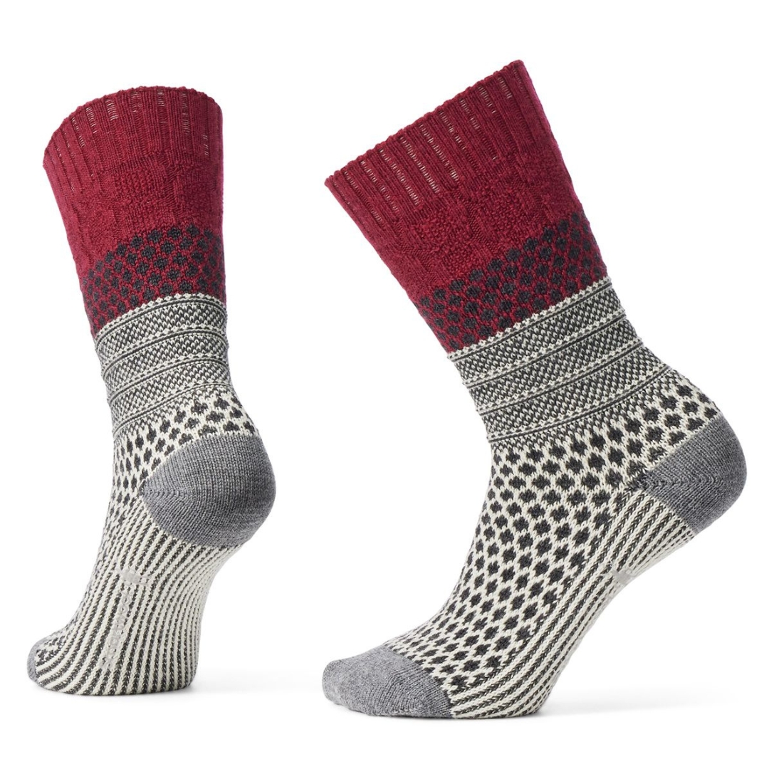 CHAUSSETTE DE TOUS LES JOURS SMARTWOOL POPCORN EN TRICOT CABLÉ  couleur tibetan red vu des bas gris et rouge