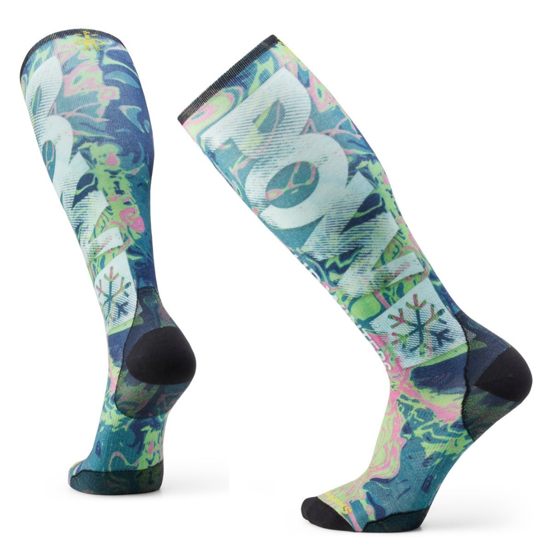 CHAUSSETTE DE SKI SOUS-GENOU SMARTWOOL POW PRINT POUR ADULTE couleur TWILIGHT BLUE vu des bas bleu, vert fluo et rose