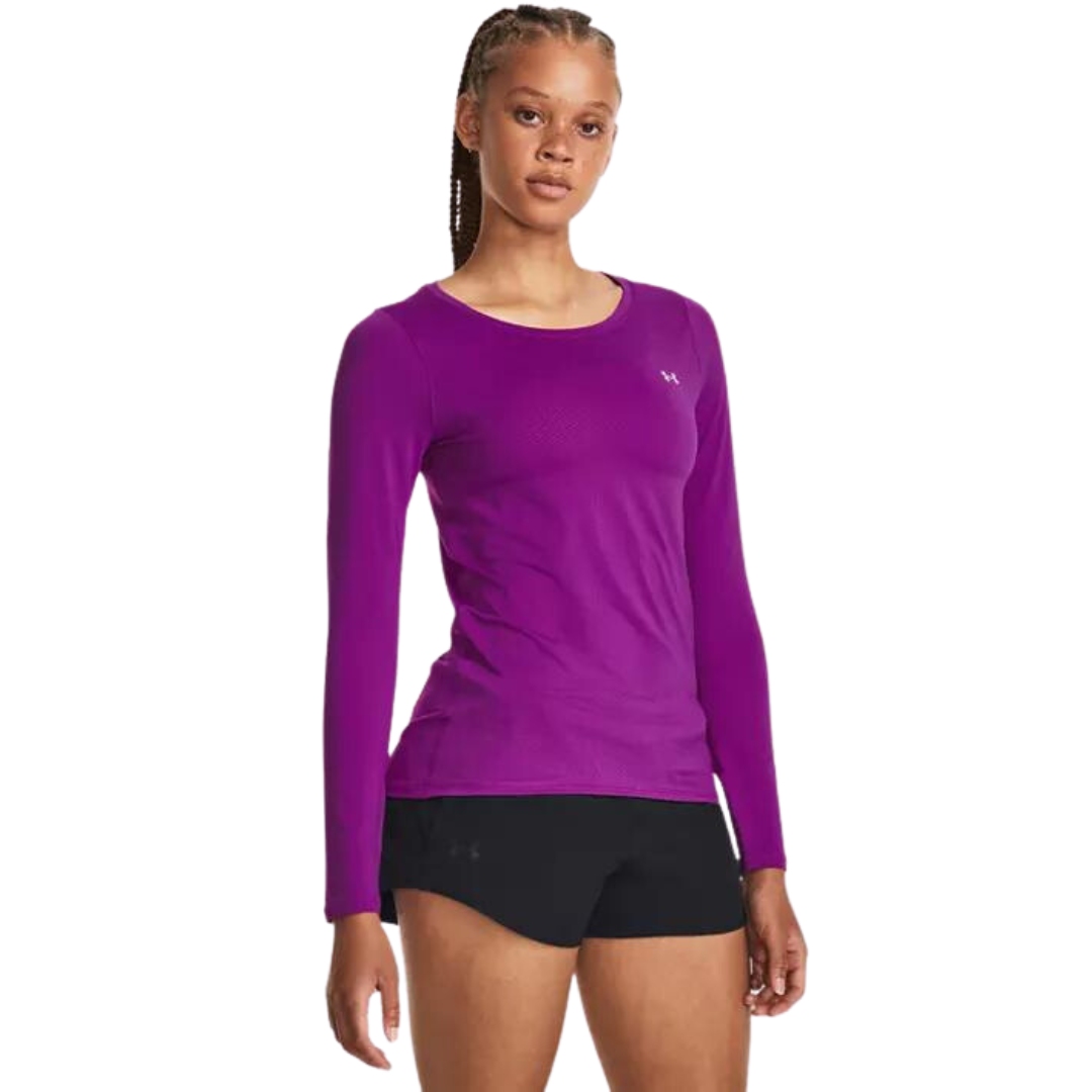 CHANDAIL D'ENTRAINEMENT À MANCHES LONGUES UNDER ARMOUR HEATGEAR ARMOUR POUR FEMME couleur 573-MYSTIC MAGENTA vu du chandail rose/mauve foncé porté par une femme vue de face