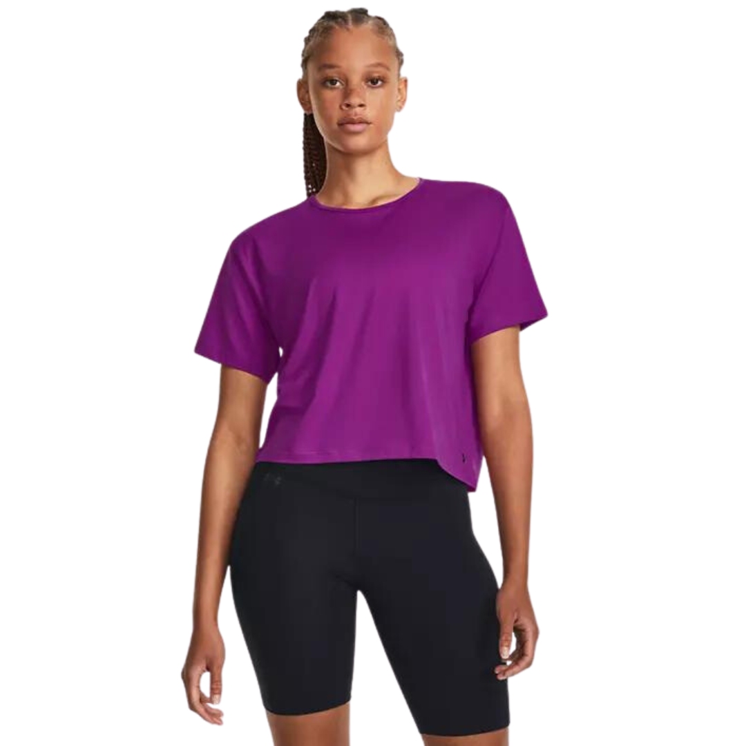 T-SHIRT D'ENTRAINEMENT UNDER ARMOUR UA MOTION POUR FEMME couleur 573-MYSTIC MAGENTA vu du chandial mauve fushia porté par une femme vue de la tête aux cuisses de face