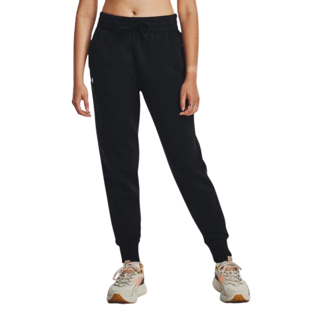 PANTALON JOGGER LONG UNDER ARMOUR UA RIVAL FLEECE POUR FEMME couleur 001-BLACK/WHITE vu du pantalon noir porté par une femme vue de la taille aux pieds de face