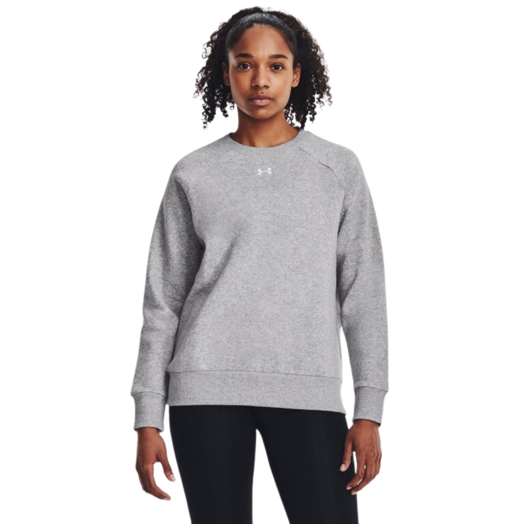 CHANDAIL À MANCHES LONGUES UNDER ARMOUR UA RIVAL FLEECE CREW NECK POUR FEMME COULEUR 012-MOD GRAY LIGHT VU DU CHANDAIL GRIS PALE CHINÉ LETTRÉ BLANC PORTÉ PAR UNE FEMME VUE DE LA TÊTE AUX CUISSES DE FACE