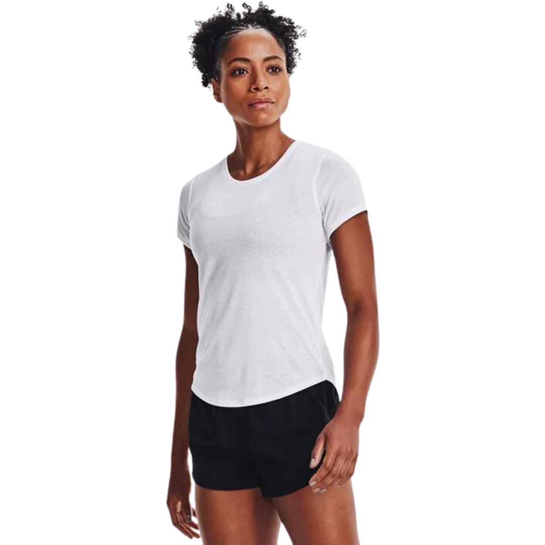 T-SHIRT D'ENTRAINEMENT UNDER ARMOUR UA STEAKER RUN POUR FEMME couleur 100-WHITE/WHITE/REFLECTIVE vu du chandail à manches courtes blanc porté par une femme vu de la tête aux cuisses de face