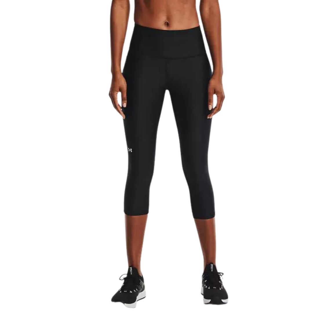 LEGGING 3/4 UNDER ARMOUR HEATGEAR ARMOUR POUR FEMME couleur 001-BLACK/WHITE vu du legging noir avec logo blanc porté par une femme vue de la taille aux pieds de face