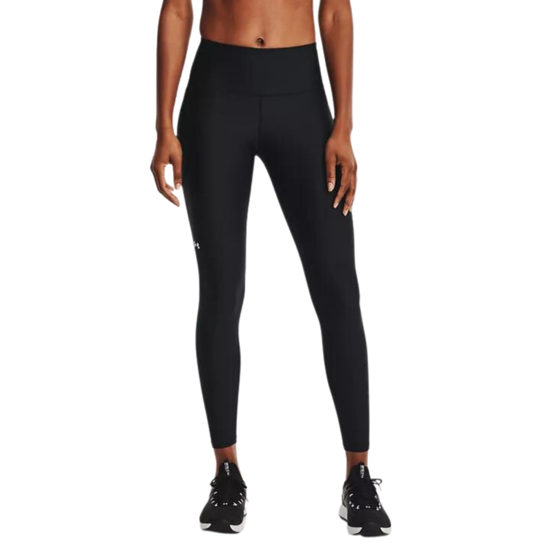 LEGGING TAILLE HAUTE UNDER ARMOUR HEATGEAR ARMOUR POUR FEMME couleur 001-BLACK/WHITE vu du legging noir à logo blanc porté par une femme vue de la taille aux pieds de face