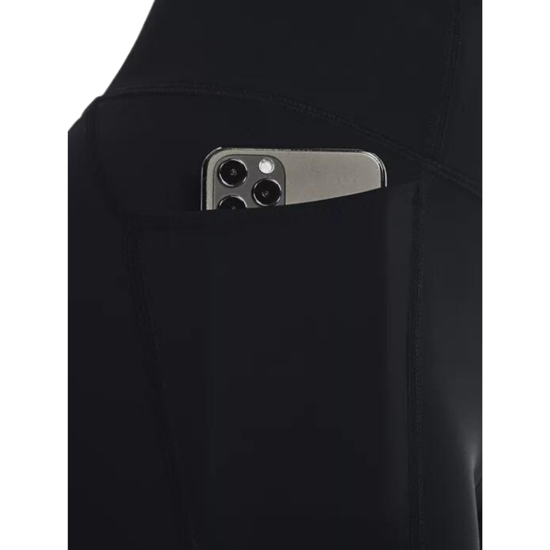 LEGGING LONG UNDER ARMOUR UA FLY FAST 3.0 POUR FEMME couleur 001-BLACK/BLACK/REFLECTIVE vu du leggin noir porté par une femme vue sur le téléphone dans la poche prévue à cette fin
