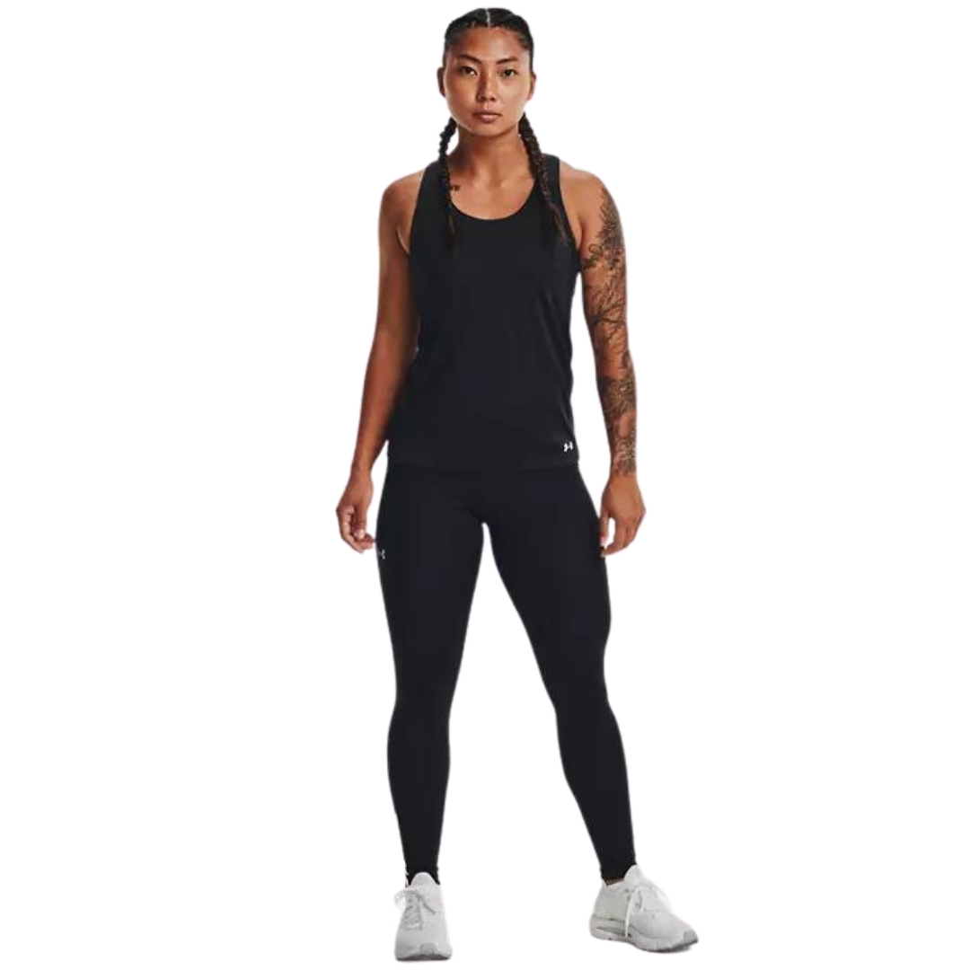 LEGGING LONG UNDER ARMOUR UA FLY FAST 3.0 POUR FEMME couleur 001-BLACK/BLACK/REFLECTIVE vu du leggin noir porté par une femme vue de la tête au pieds de face