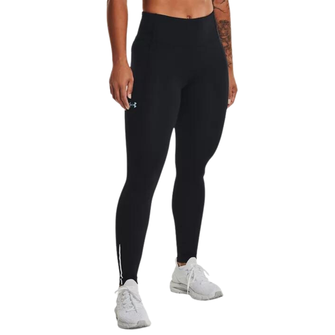 LEGGING LONG UNDER ARMOUR UA FLY FAST 3.0 POUR FEMME couleur 001-BLACK/BLACK/REFLECTIVE vu du leggin noir porté par une femme vue de la taille au pieds de face