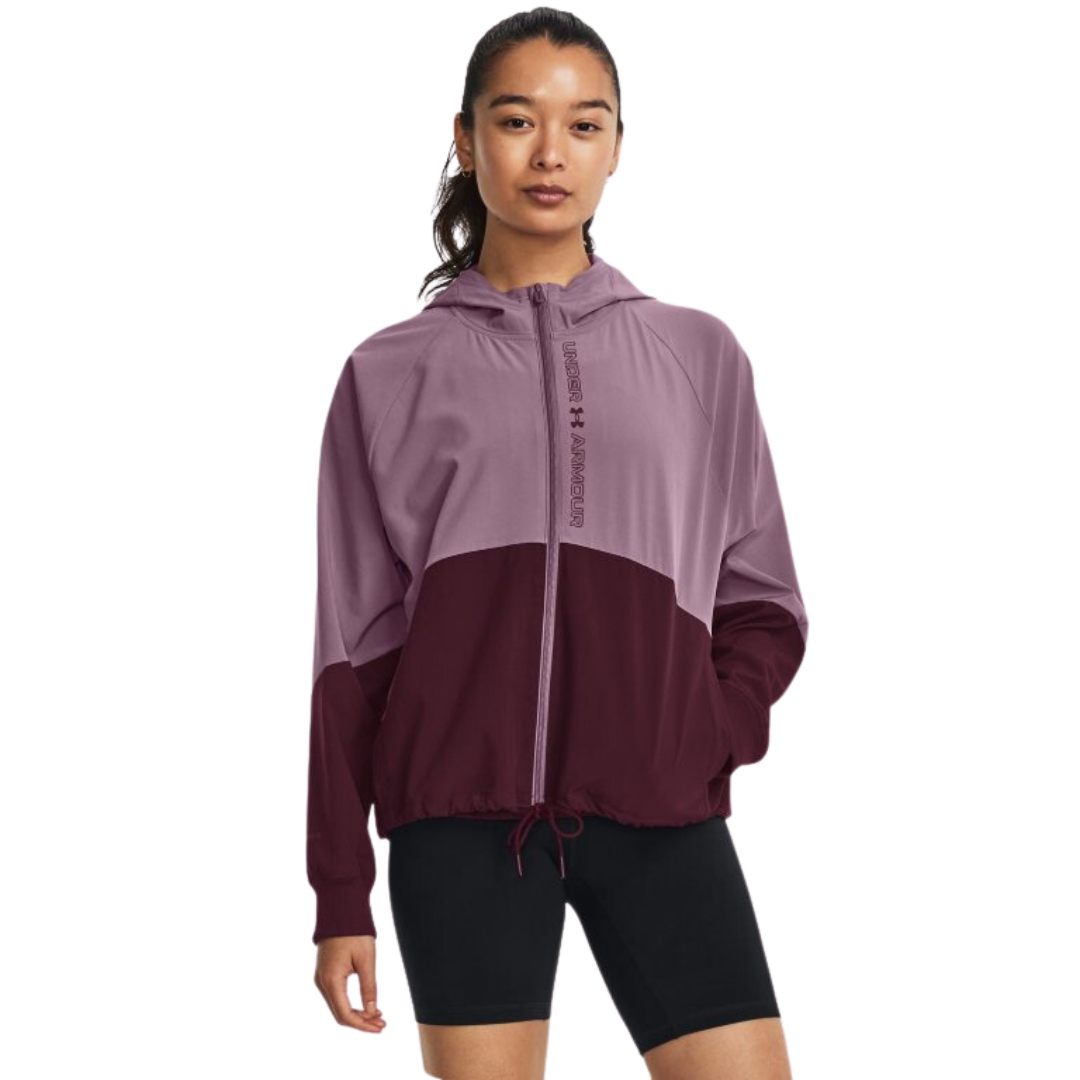 VESTE TISSÉE À FERMETURE ÉCLAIR PLEINE LONGUEUR UNDER ARMOUR UA POUR FEMME couleur 500-MISTY PURPLE vu de la veste haut lilas rose et bas bourgogne portée par une femme vue de la tête aux cuisses de face