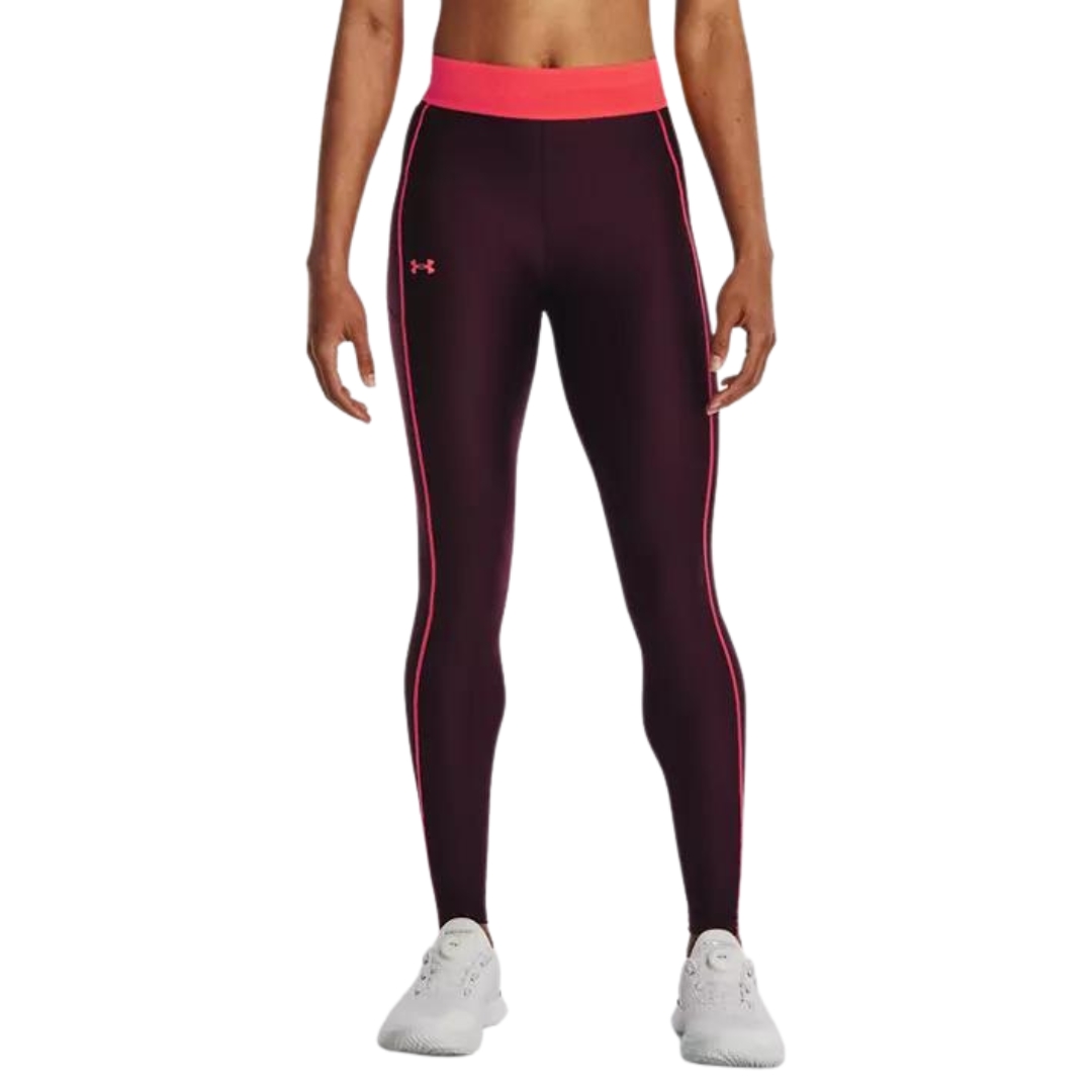 LEGGING AVEC LOGO À LA TAILLE UNDER ARMOUR HEAT GEAR POUR FEMME couleur 600-dark maroon vu du legging rouge brique avec détail pêche orangé flash porté par une femme vue de la taille aux pieds de face