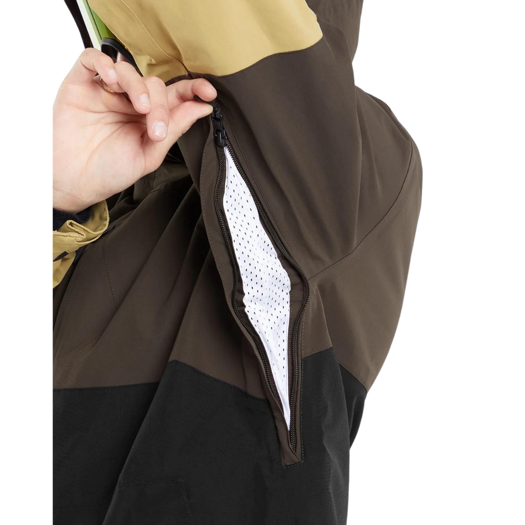 MANTEAU DE SKI EN GORETEX VOLCOM L POUR HOMME couleur brn-brown vu du manteau brun, noir et beige porté par un homme qui oubre les évent sous les aisselles