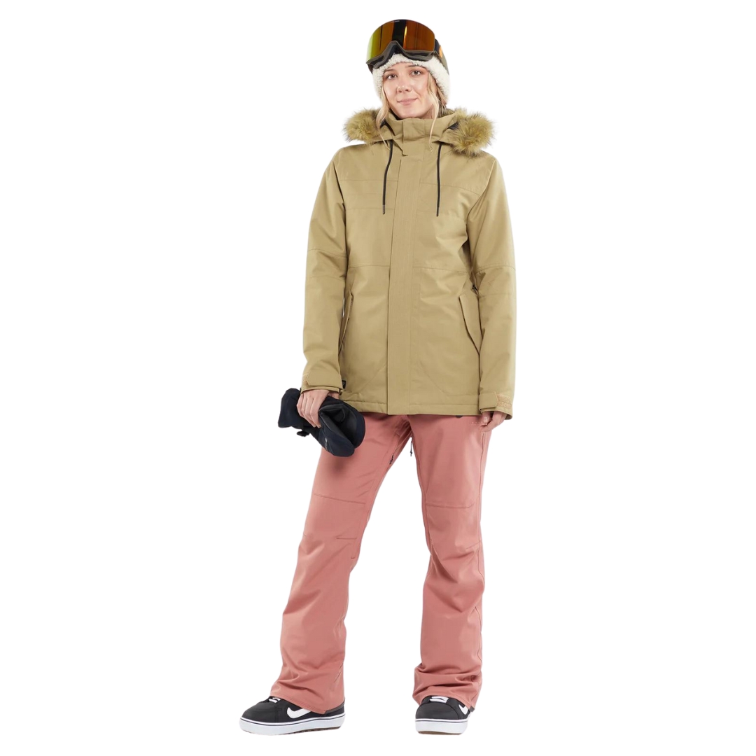 MANTEAU DE SKI ISOLÉ VOLCOM FAWN POUR FEMME couleur dka-dark khaki vu du manteau beige sable porté par une femme vue de la tête aux pieds de face