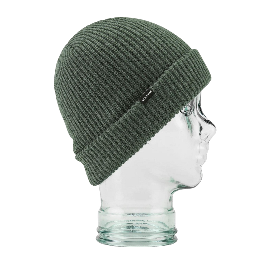 TUQUE EN TRICOT VOLCOM SWEEP POUR ADULTE couleur EUC-EUCALYPTUS vue de la tuque verte feuillage foncé sur une tête de mannequin vu de profil droit