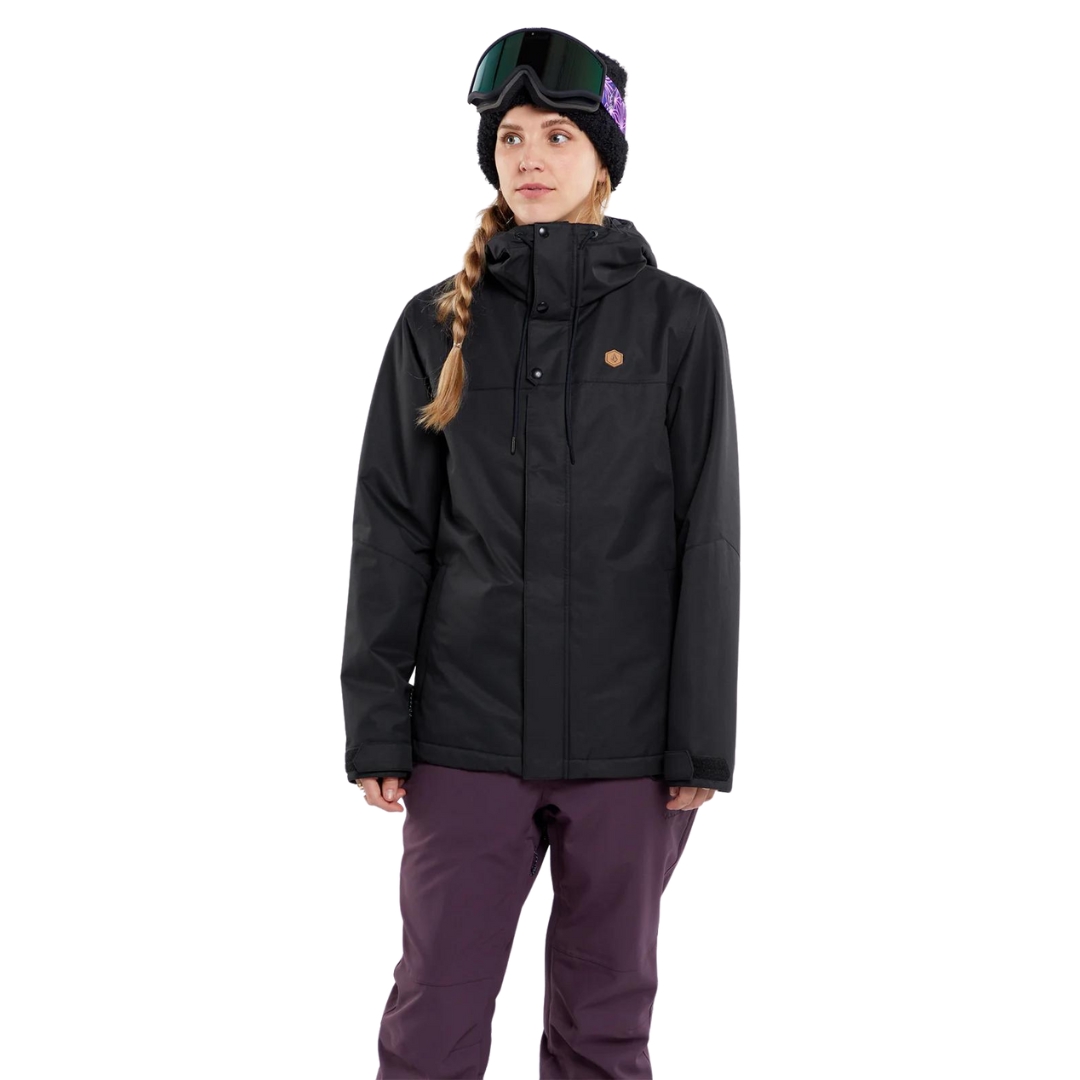 MANTEAU DE SKI ISOLÉ VOLCOM BOLT POUR FEMME couleur BLK-BLACK vu du manteau noir porté par une femme vue de la tête aux genoux de face