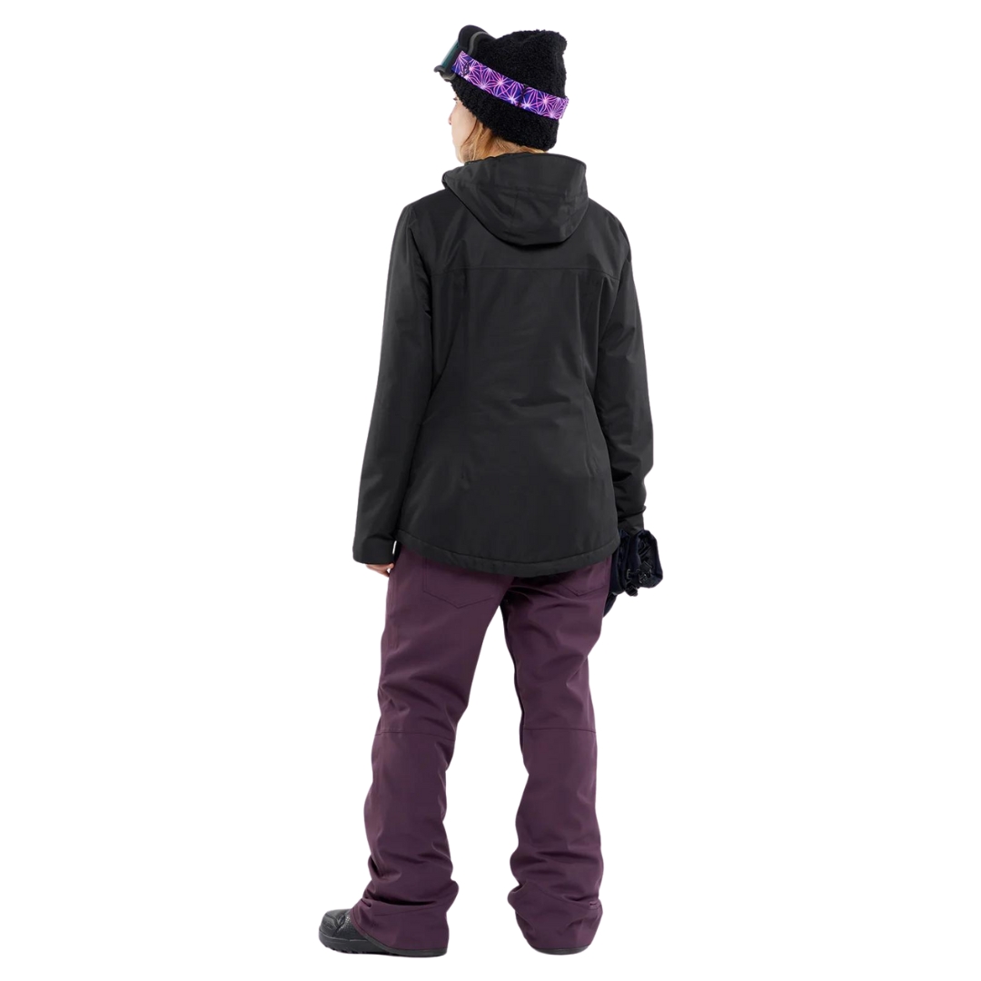 MANTEAU DE SKI ISOLÉ VOLCOM BOLT POUR FEMME couleur BLK-BLACK vu du manteau noir porté par une femme vue de la tête aux pieds de dos