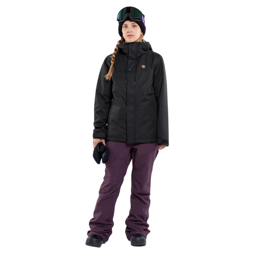 MANTEAU DE SKI ISOLÉ VOLCOM BOLT POUR FEMME couleur BLK-BLACK vu du manteau noir porté par une femme vue de la tête aux pieds de face