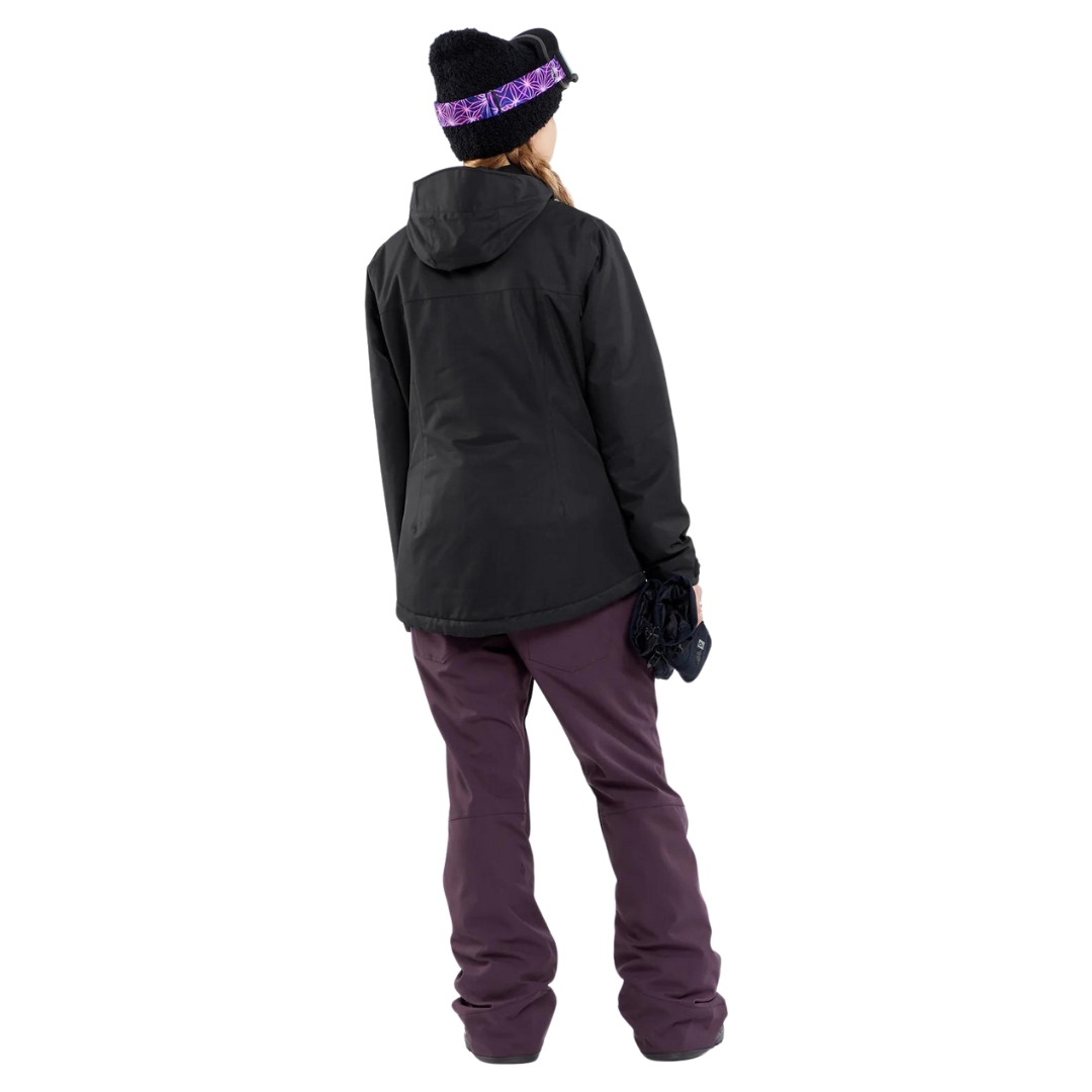 MANTEAU DE SKI ISOLÉ VOLCOM BOLT POUR FEMME couleur BLK-BLACK vu du manteau noir porté par une femme vue de la tête aux pieds de dos