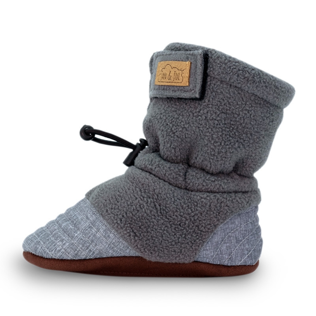 CHAUSSON JAN & JUL STAY-PUT COZY POUR ENFANT COULEUR HEATHER GREY VU DU CHAUSSON GAUCHE DE COULEUR GRIS ET GRIS CHINÉ DE PROFIL GAUCHE