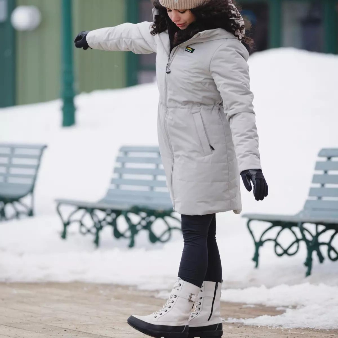 BOTTE D'HIVER CHLOROPHYLLE AUBREE POUR FEMME COULEUR GRIS VUE DES BOTTES GRISE TRÈS PALE ET NOIRE PORTEÉES PAR UNE FEMME DE HORS VUE DE FACE