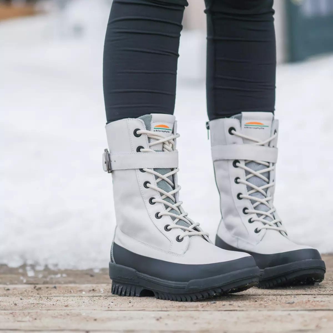 BOTTE D'HIVER CHLOROPHYLLE AUBREE POUR FEMME COULEUR GRIS VUE DES BOTTES GRISE TRÈS PALE ET NOIRE PORTEÉES PAR UNE FEMME DE HORS VUE DE FACE