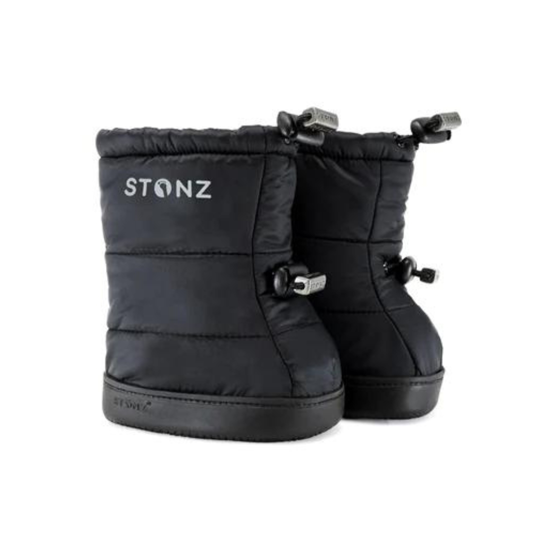 BOTtILLON STONZ PUFFER POUR PETIT ENFANT COULEUR BLACK VU DES CHAUSSONS NOIR DE PROFIL DROIT