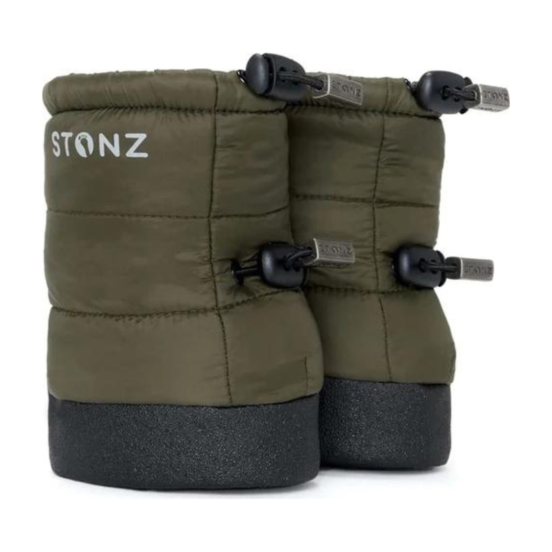 BOTTILLON STONZ PUFFER POUR BÉBÉ  COULEUR PINE VU DES BOTTILLONS VERT OLIVE ET NOIR DE PROFIL AVANT DROIT